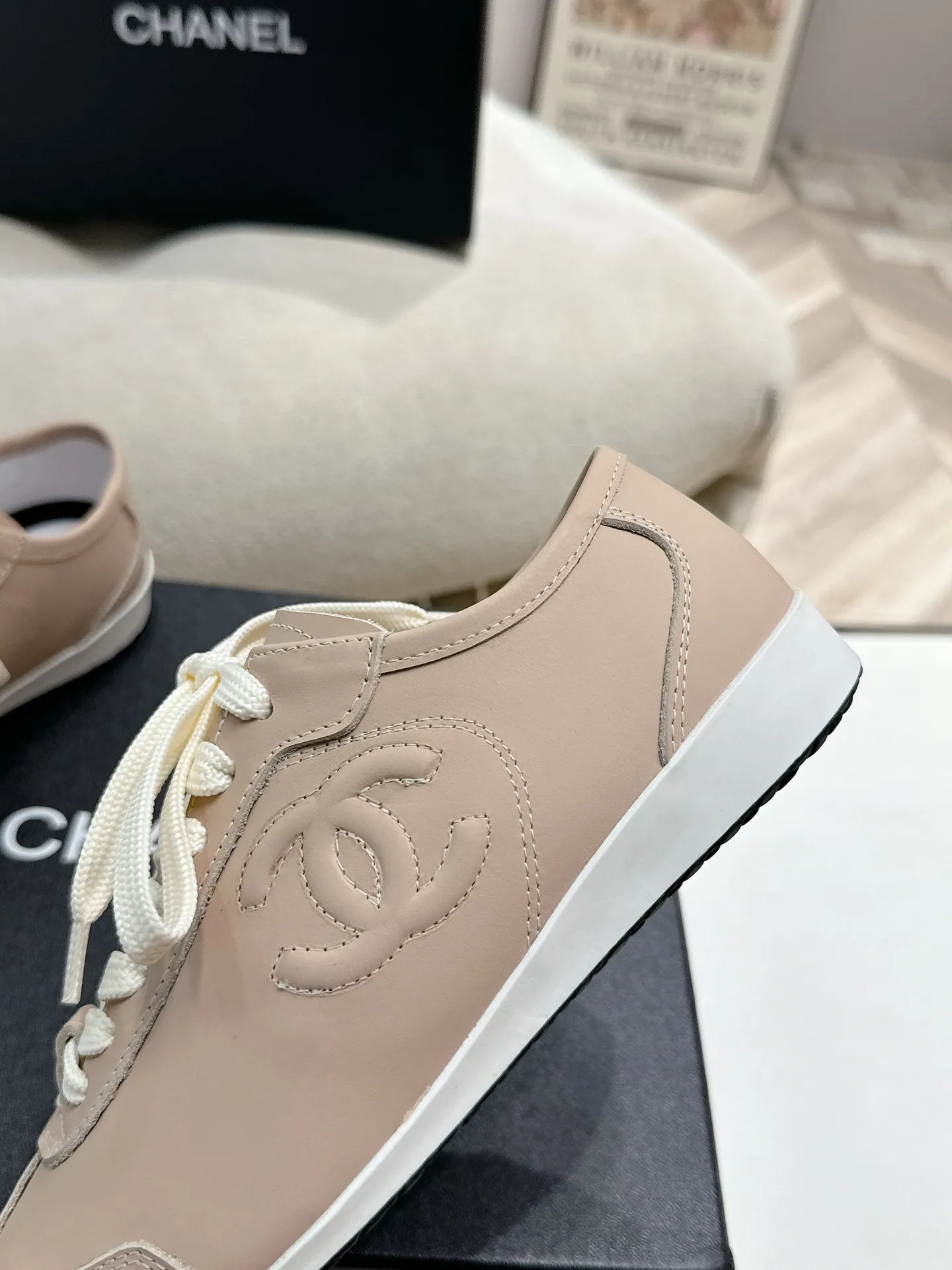 👟👟Ex-factory price 560👟👟 Chanel Grandma 2024 counter top casual sports shoes This classic design; the upper is electro-embroidered with a variety of techniques; the outsole is fashionable and sporty; it is unusual to incorporate a variety of color matching elements... The diversified mix and match is very good-looking and versatile, casual, fashionable, sports and outdoor can be taken into account... ꫛꫀꪝ Go➫ Material: ❶Upper is made of: Original imported high silk cow suede + small fragrance fabric ❷Inner lining: original imported breathable sheepskin lining ❸Outsole based on: original TPU combination outsole Special counter boutique packaging complete set for women 35–41